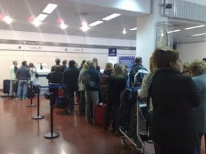 Guía Primer Vuelo en avión: Parte 7, El Aeropuerto (Entrada) filas aeropuerto 300x225 Guía Primer Vuelo en avión: Parte 7, El Aeropuerto (Entrada)