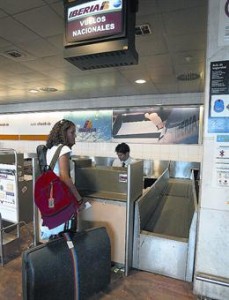 Iberia, segunda maleta con costo de hasta 60 euros pasajero facturando equipaje 229x300 Iberia, segunda maleta con costo de hasta 60 euros