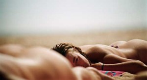 Chica en Playa Nudista - Turismo Naturista nudista 300x163 Desde las islas griegas hasta las costas de Brasil: Playas nudistas en el mundo