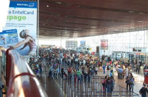Pasajeros en Aeropuertos aero 300x198 Se prevé alza de 20% en flujo de pasajeros en septiembre