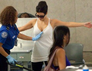 rebelion a escaneres en aeropuertos cheque aeropuerto 300x233 Llamado a rebelarse por escáneres no tuvo éxito