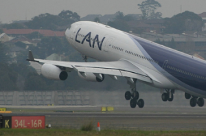 lan argentina normaliza vuelos lan argentina 300x198 Lan normaliza vuelos en Argentina