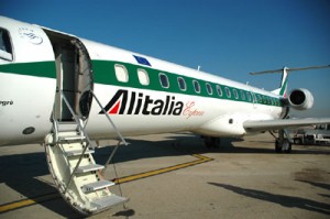 intentan desviar vuelo alitalia 300x199 Hombre intenta desviar avión a Libia
