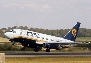 Ryanaair Ryanaair 300x208 Ryanair elimina 21 rutas en aeropuerto de España