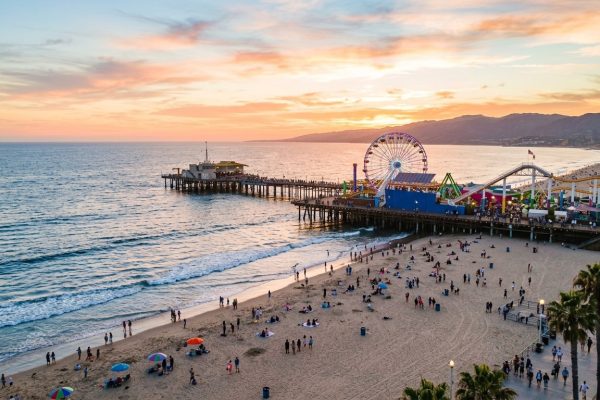 Playa de Santa Monica con muelle al atardecer en Los Angeles