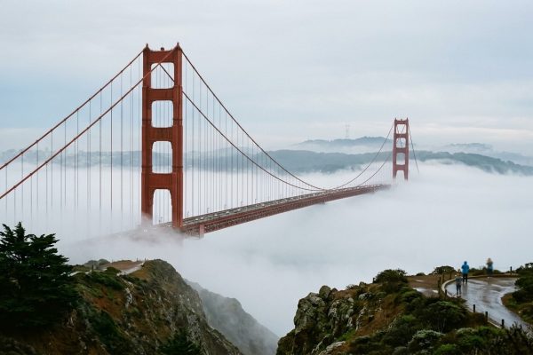 El Golden Gate Bridge entre la niebla en San Francisco